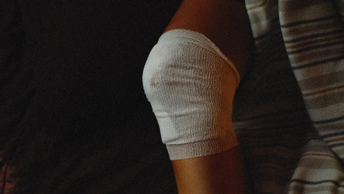 Twisted Knee: Symptoms, Urgent Diagnosis, & Treatment