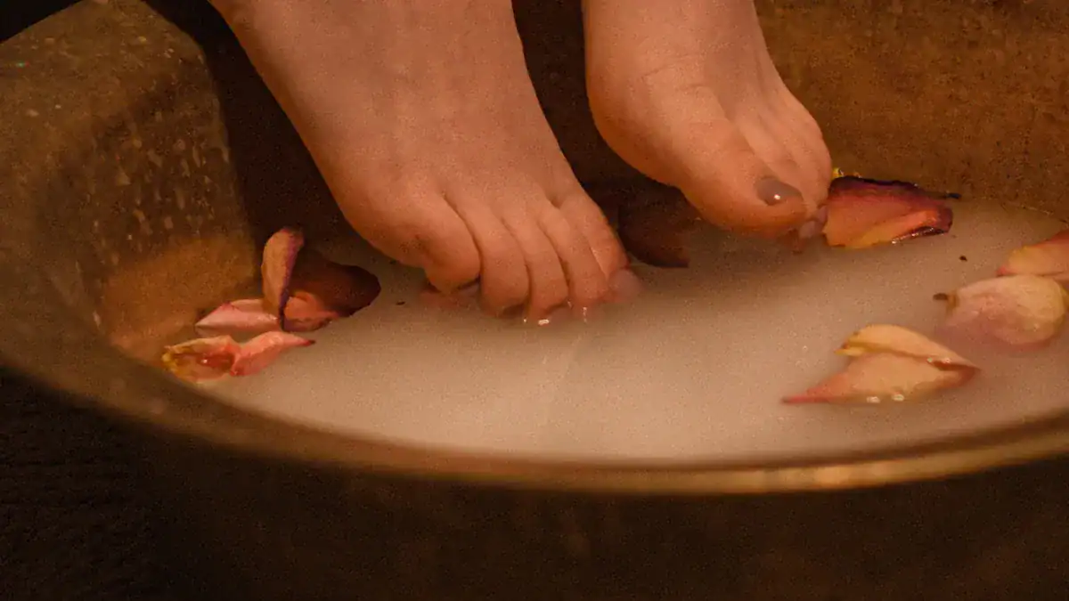 Remedy 2: Epsom Salt Bath for Swollen Feet