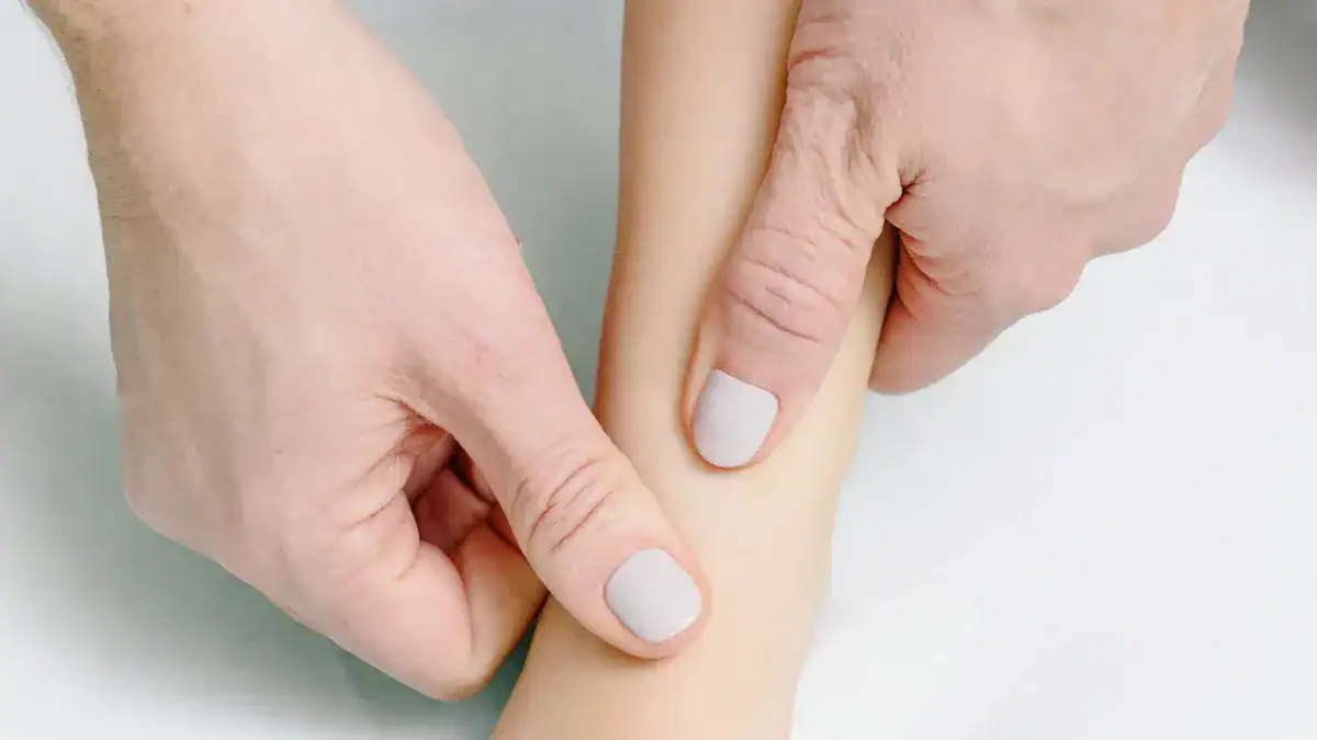 Home Remedies For Swollen Feet: 8 Easy Fixes for Relief