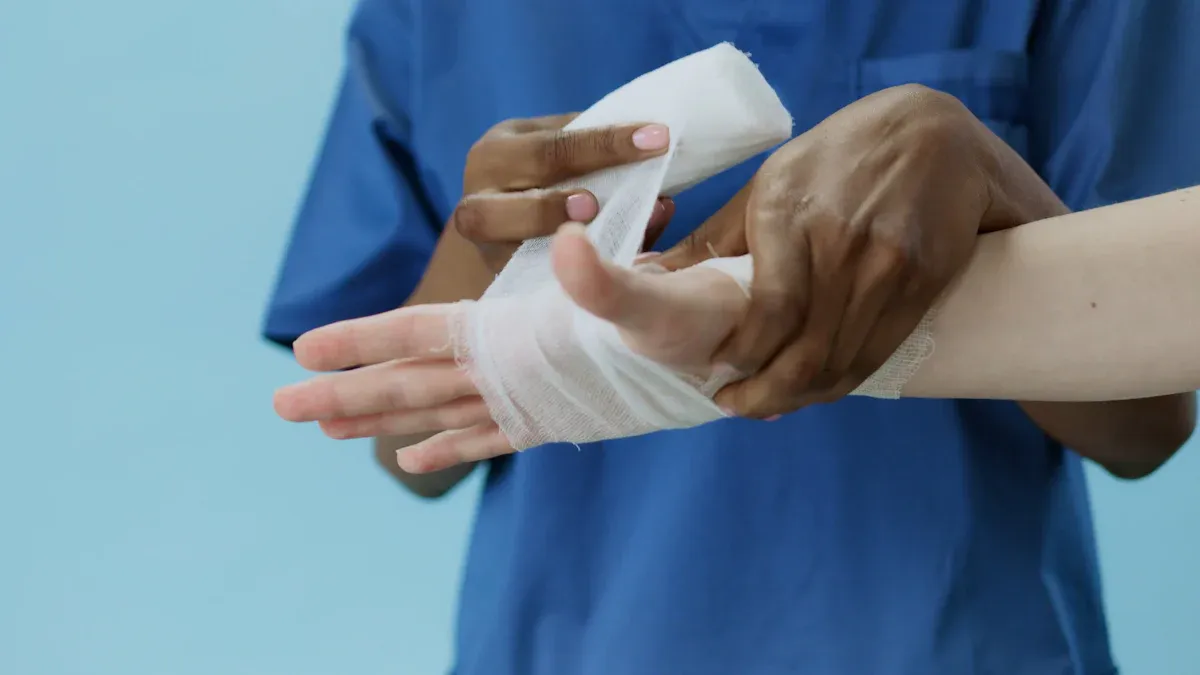Immediate Care for Swollen Hand Injury